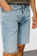 Straight Fit Kesik Paça Açık İndigo Erkek Jean Şort